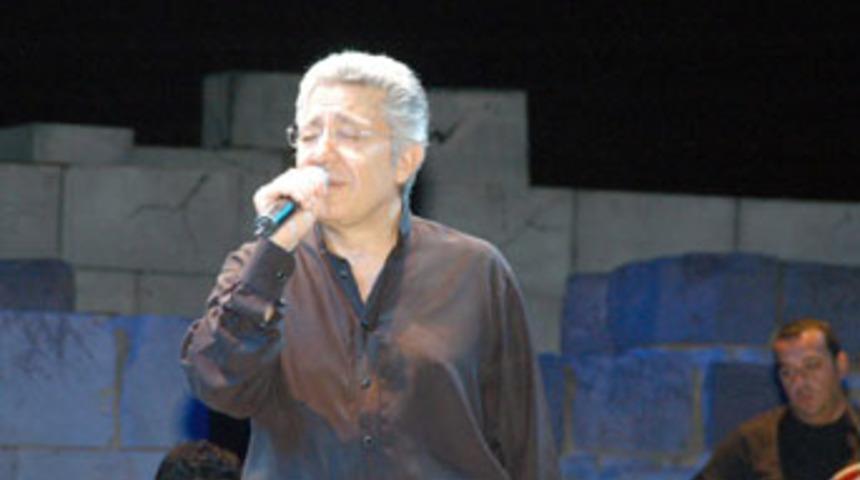 Livaneli'nin bestesi İtalya'da birinci oldu