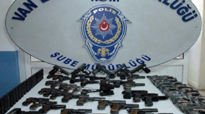 PKK'ya g&ouml;nderilen silahlar ele ge&ccedil;irildi
