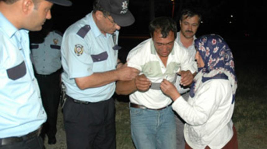 &Ccedil;ocukları i&ccedil;in babasının otomobilini yakmak istedi