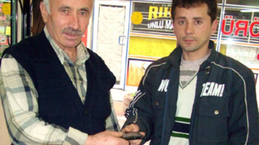 Yolda bulduğu c&uuml;zdanı 5 ay sonra iade etti