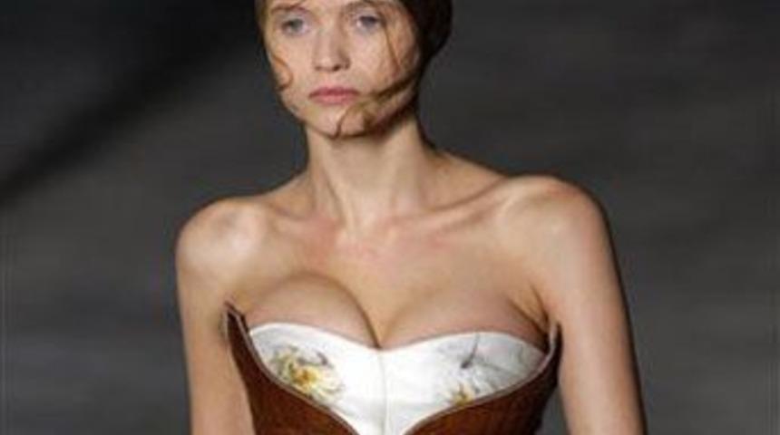 Manken defilede neden bayıldı?