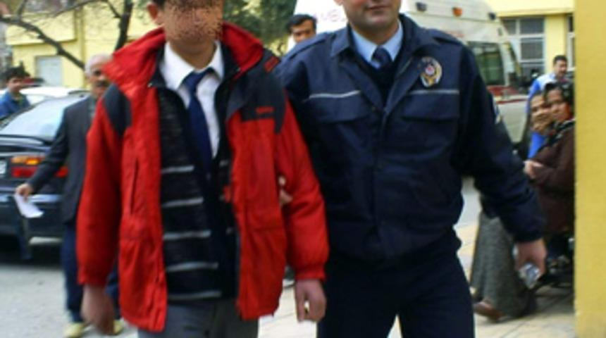 &Ouml;ğretmenini kuru sıkıyla tehdit etti