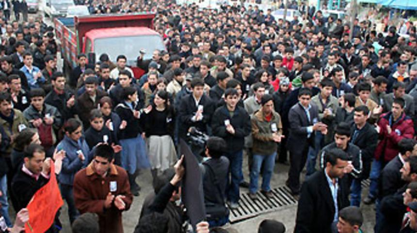 Y&uuml;ksekova halkı kan davasını protesto etti
