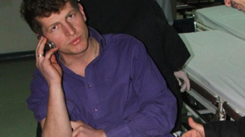 Kızına mesaj atan genci ayağından vurdu