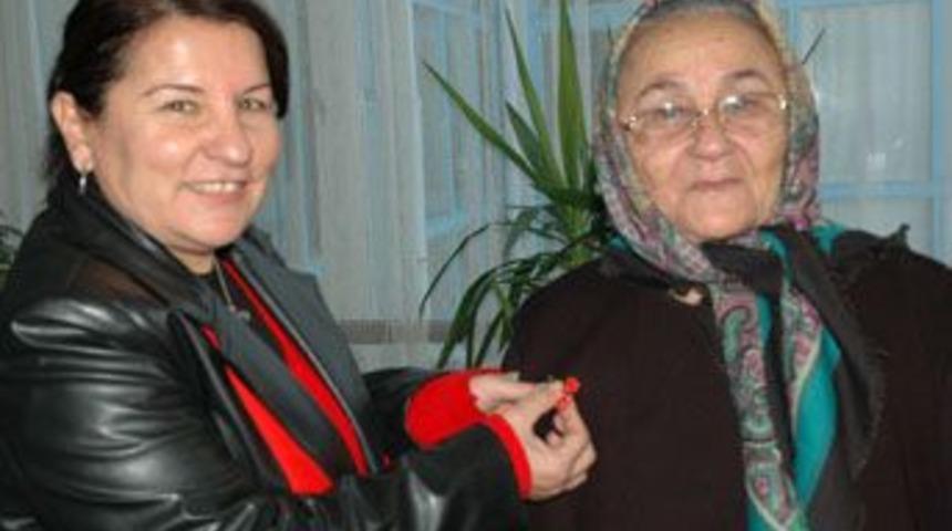 70'lik nineye kırmızı kurdele