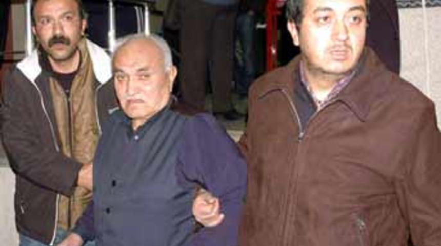 "Erkek değilsin" diyen eşini &ouml;ld&uuml;rd&uuml;