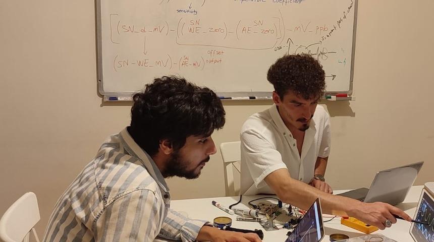 Mühendislik öğrencilerinden "Hava Kalitesi İzleme Cihazı"