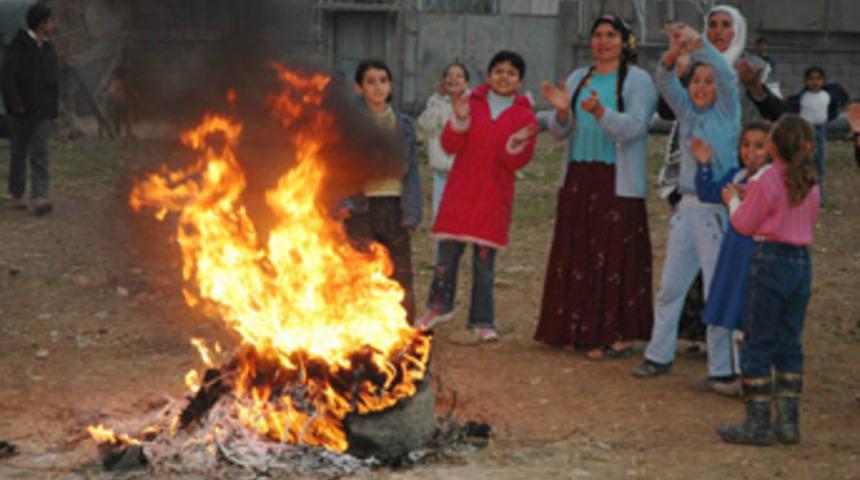 Okul &ouml;nl&uuml;ğ&uuml;yle slogan attı