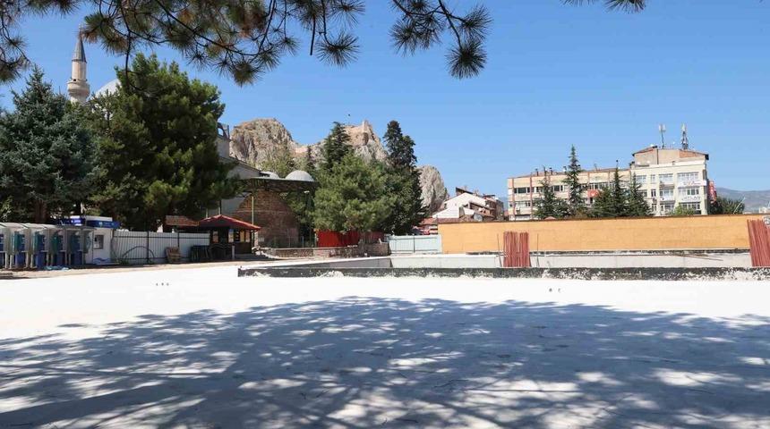 37 yıl önce inşa edilen çarşıda yenileme çalışmaları sürüyor