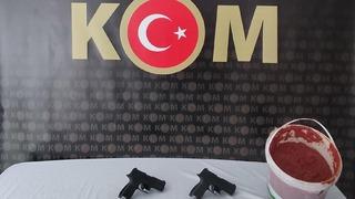 Malatya'da salça kovasına gizlenmiş 4 tabanca ele geçirildi