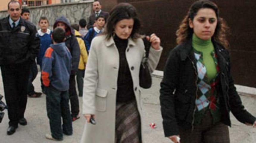 &Ouml;nl&uuml;kl&uuml; hırsızlar okulda &ouml;ğretmenin &ccedil;antasını &ccedil;aldı
