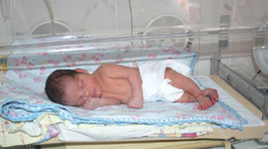 Yeni doğmuş bebeği duvarın dibine attılar