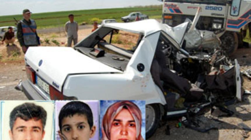 Otomobil ile tanker &ccedil;arpıştı: 4 &ouml;l&uuml;