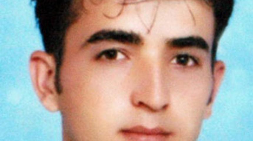 Kendini evinin &ouml;n&uuml;ndeki ağaca astı