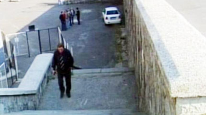 Arabayla 10 metreden d&uuml;şt&uuml; burnu bile kanamadı