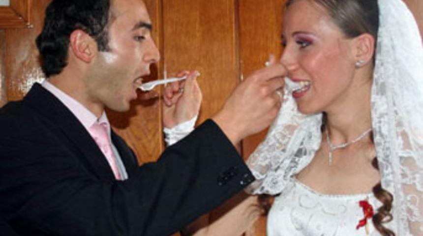 Adres sorduğu polisle nikah masasına oturdu