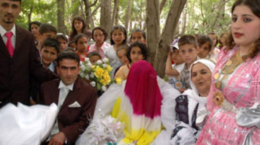 Aşiret d&uuml;ğ&uuml;n&uuml;nde ilgin&ccedil; g&ouml;r&uuml;nt&uuml;ler