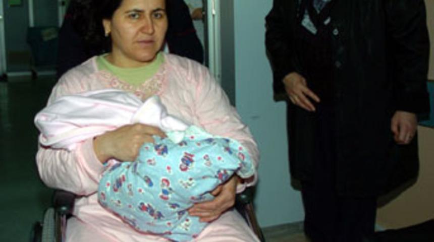 Minib&uuml;ste sancılanınca doğumu yolcular yaptırdı