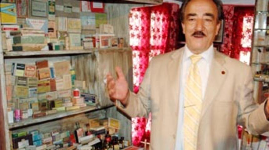 Asırlık ila&ccedil;ları kendi a&ccedil;tığı m&uuml;zede sergiliyor