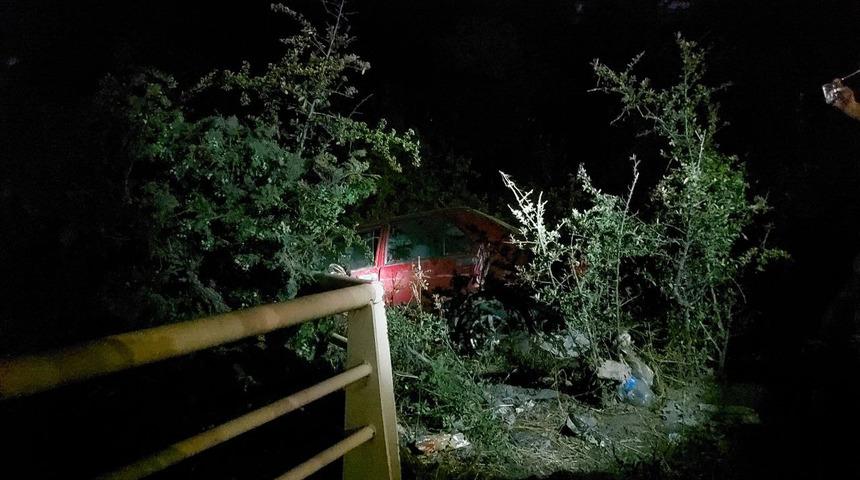 Karab&uuml;k'te bariyerlere &ccedil;arpan otomobilde 1 kişi yaralandı