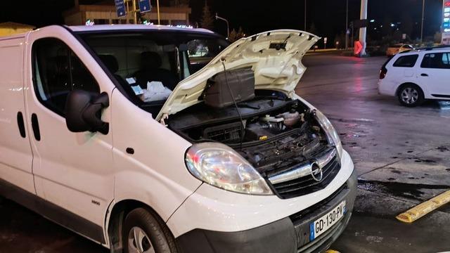 Sıkıştığı otomobilde yaklaşık 400 kilometre seyahat eden kediyi vatandaşlar kurtardı