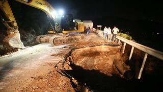 Bodrum'da içme suyu isale hattı patladı, yol çöktü 