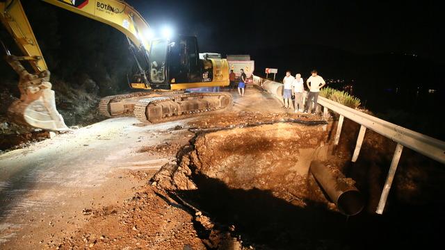 Bodrum'da içme suyu isale hattı patladı, yol çöktü 