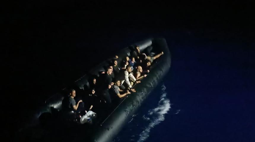 İzmir açıklarında geri itilen 44 düzensiz göçmen kurtarıldı