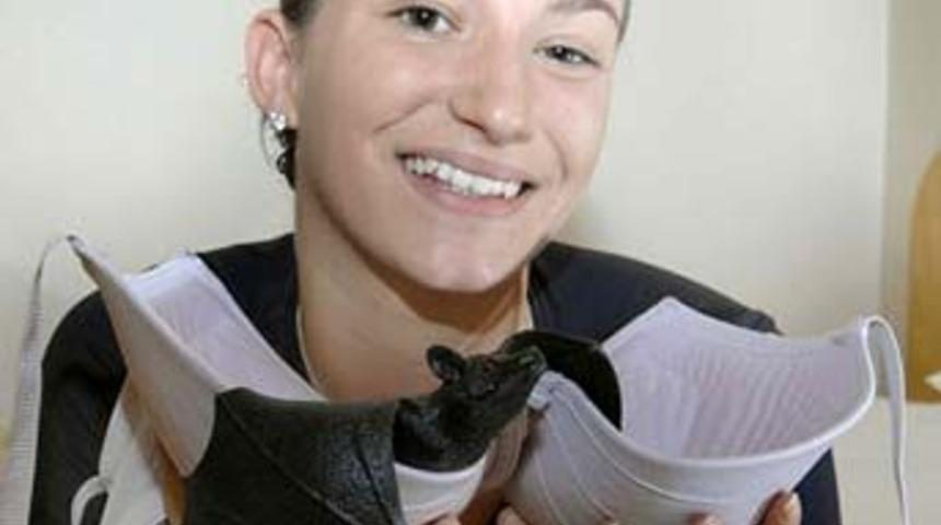 Sutyeninden yarasa &ccedil;ıktı!