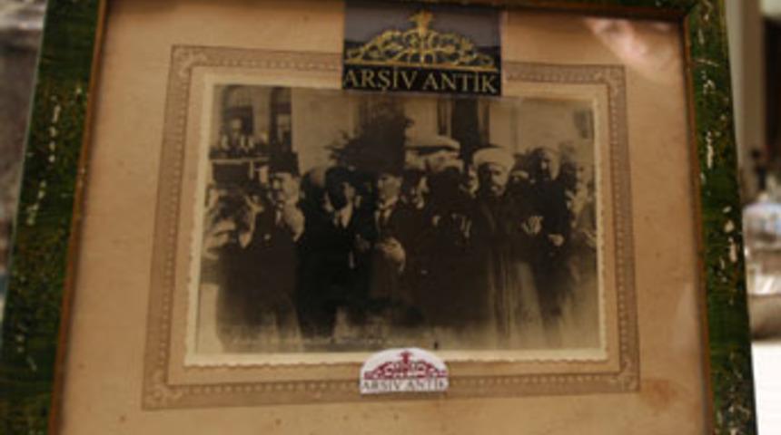 Atat&uuml;rk'&uuml;n dua eden fotoğrafı satıldı