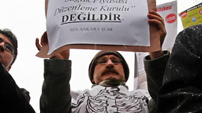 Doktorlardan "kese kağıtlı" eylem