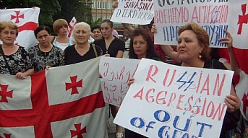 G&uuml;rc&uuml; kadınlardan Trabzon Başkonsolosluğu &ouml;n&uuml;nde protesto