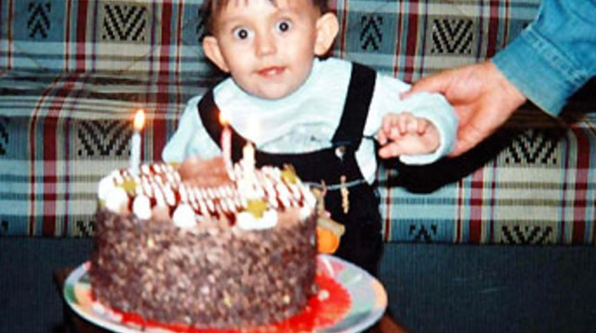 1,5 yaşındaki &ccedil;ocuk 8. kattan d&uuml;şt&uuml;