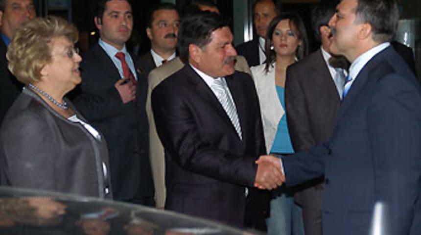 Resepsiyonda gazetecilerden protesto