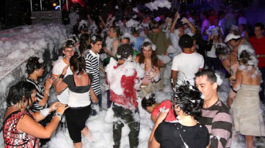 Bodrum geceleri renklendi