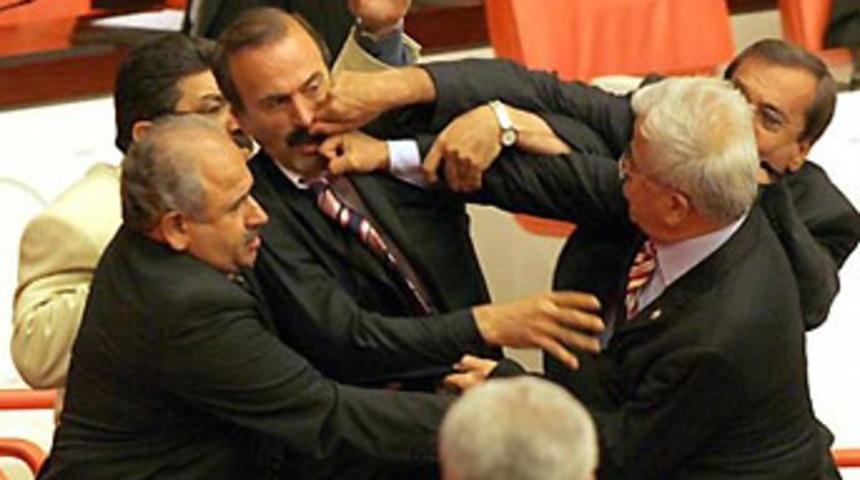 AKP ve CHP milletvekilleri yumruklaştı