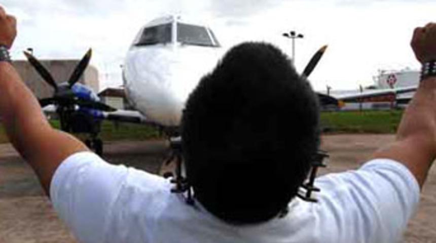 Kulaklarıyla yolcu u&ccedil;ağını &ccedil;ekti