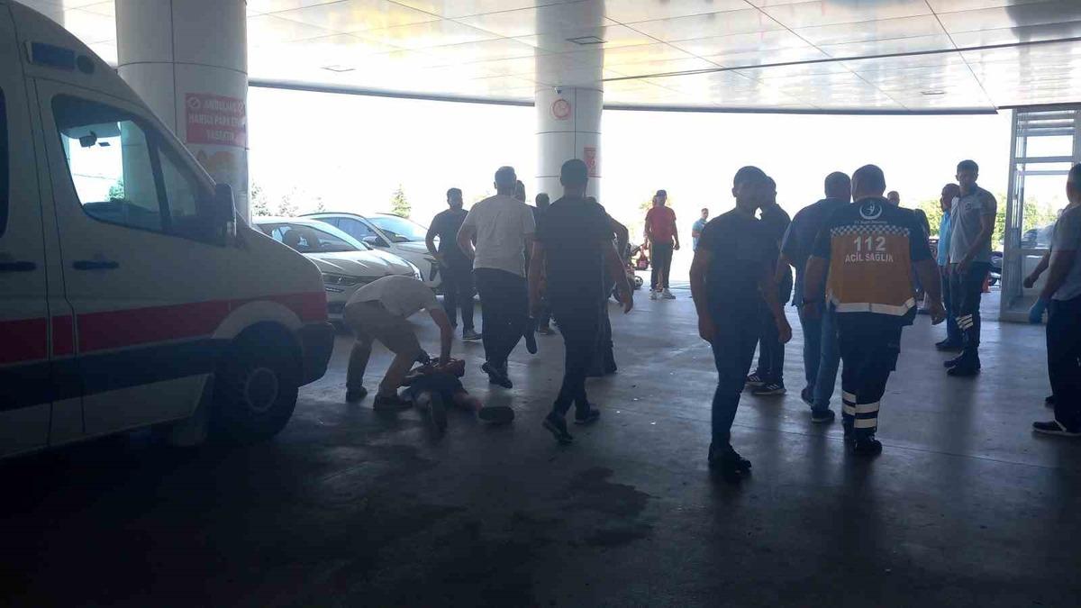 Kırklareli&rsquo;nde kavga: 1&rsquo;i polis 2 kişi yaralandı