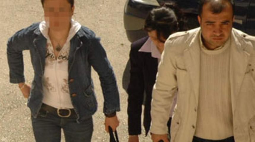 Fuhuş şebekesinin elinden polis kurtardı