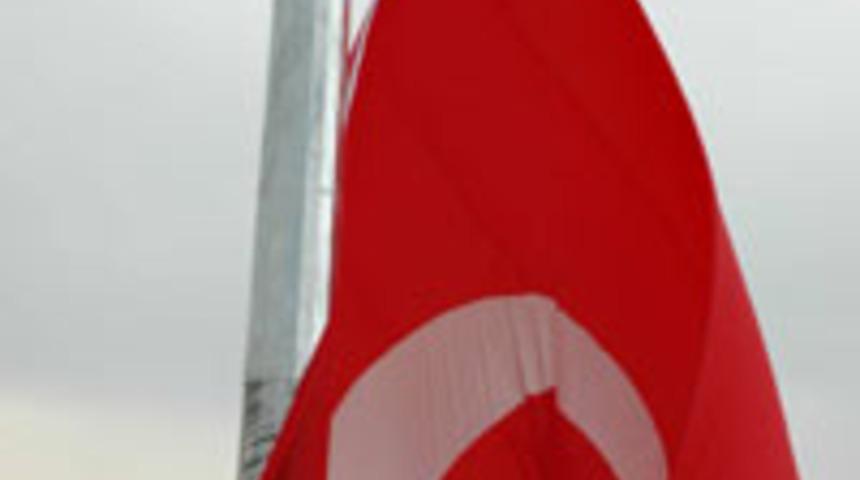 T&uuml;rkiye'nin en b&uuml;y&uuml;k 2. bayrağı g&ouml;ndere &ccedil;ekildi