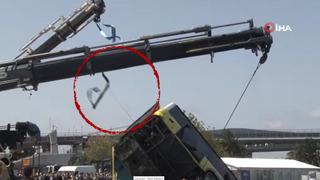 Eminönü'nde denize uçan İETT otobüsünü kurtarma operasyonunda korkutan anlar! Halat koptu: O anlar saniye saniye kaydedildi!