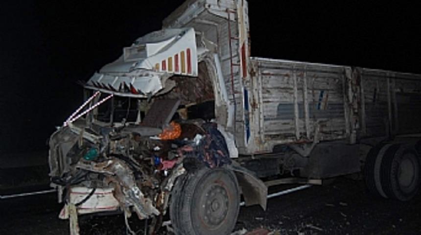 İki tırın arasında kaldı