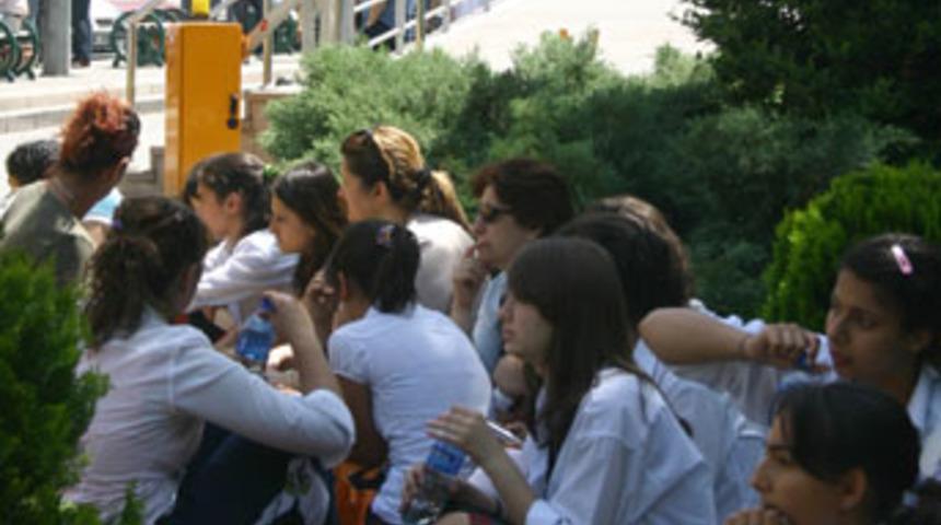 &Ouml;ğretmenin &ouml;l&uuml;m&uuml;nde "siyasi cinayet" ş&uuml;phesi