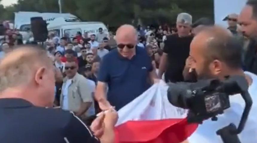 Zafer Partililerden ilginç çalışma! Kanlarını sürüp... Bayrağı Ümit Özdağ'a hediye ettiler