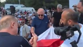 Zafer Partililerden ilginç çalışma! Kanlarını sürüp... Bayrağı Ümit Özdağ'a hediye ettiler