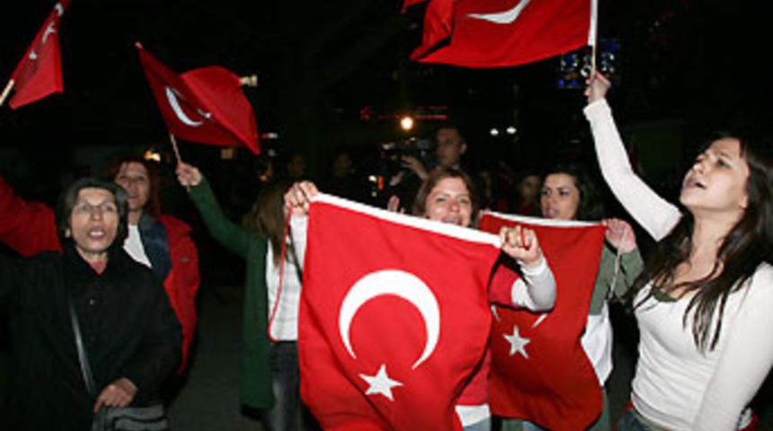 &Ccedil;ankaya K&ouml;şk&uuml; &ouml;n&uuml;nde g&ouml;steri: 14 g&ouml;zaltı