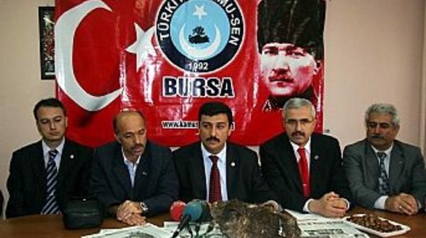 Zammı protesto eden memurlar tezek yaktı