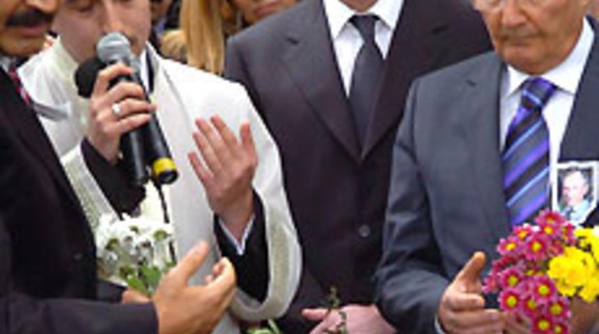 Papandreu'dan Cem'in mezarına zeytin dalları