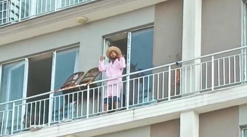 Bornozunu giyip balkona çıktı! Mahalleyi birbirine katınca ekipler müdahale etti