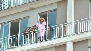 Bornozunu giyip balkona çıktı! Mahalleyi birbirine katınca ekipler müdahale etti